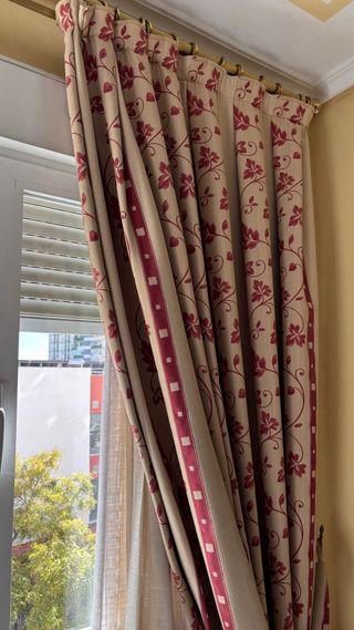 Cortinas y Barras Beige y Rojo
