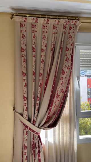 Cortinas y Barras Beige y Rojo