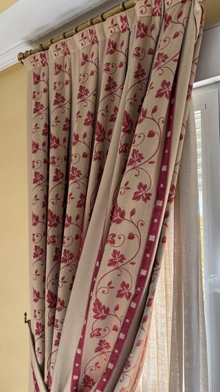 Cortinas y Barras Beige y Rojo