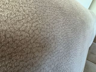 Divani a 2 posti in pelle sintetica grigia.