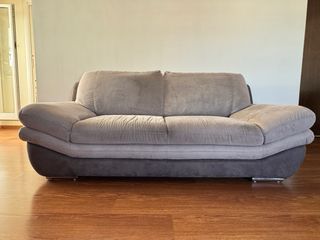 Divani a 2 posti in pelle sintetica grigia.