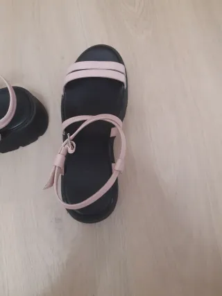 Sandalias plataforma negras y rosas