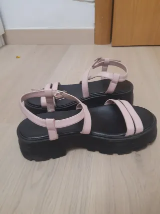 Sandalias plataforma negras y rosas