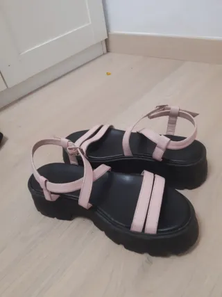 Sandalias plataforma negras y rosas
