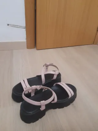 Sandalias plataforma negras y rosas