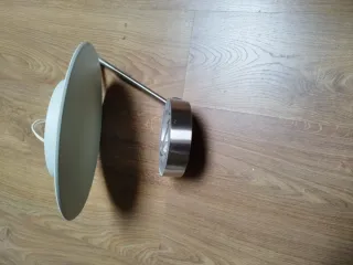 Lámpara de luz indirecta beige y plateada