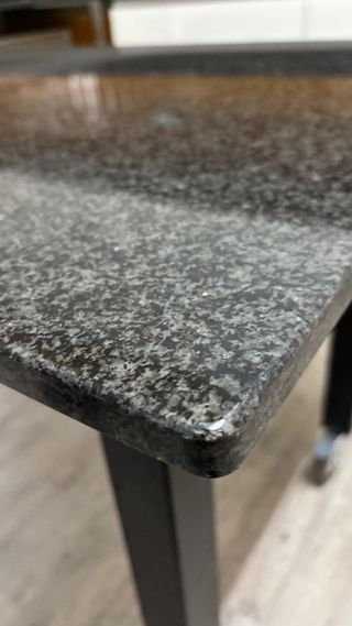 Mesa de cocina con ruedas con sobre de granito.