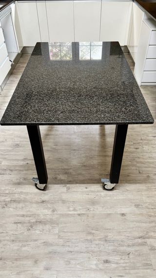 Mesa de cocina con ruedas con sobre de granito.