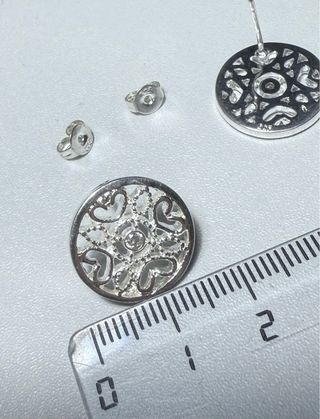 Pendientes redondos plateados con corazones