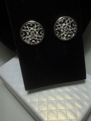Pendientes redondos plateados con corazones
