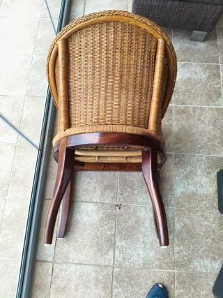 Sillón de mimbre con cojín blanco