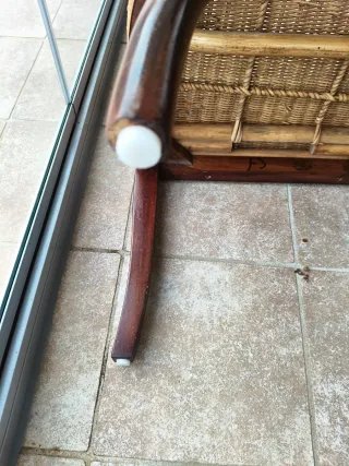 Sillón de mimbre con cojín blanco