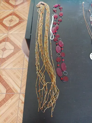 Lote de collares beige,  rojo y blanco.