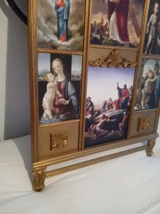 Retablo de madera con escenas religiosas