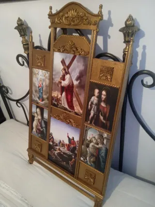 Retablo de madera con escenas religiosas