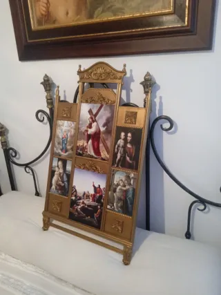 Retablo de madera con escenas religiosas