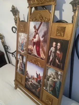 Retablo de madera con escenas religiosas