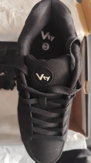 Zapatillas Negras . Talla 43.