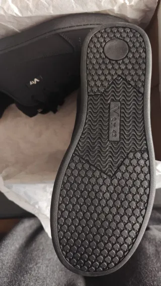 Zapatillas Negras . Talla 43.