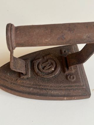 Plancha antigua de hierro fundido