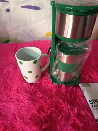 Cafetera verde con taza