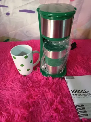 Cafetera verde con taza