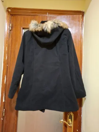 Abrigo negro con capucha y pelo XL