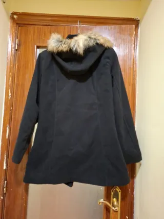 Abrigo negro con capucha y pelo XL