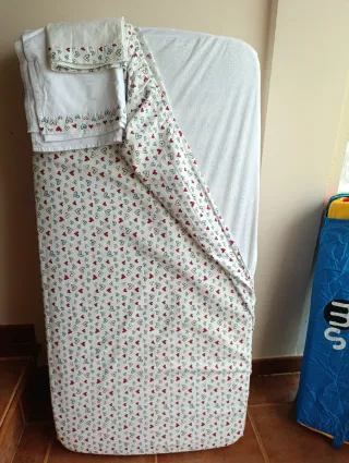 Cuna de viaje con colchón, protector y sábanas