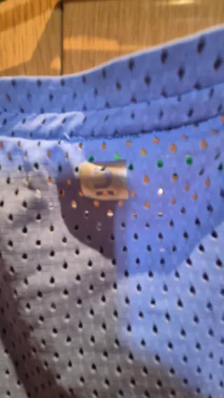 Camiseta deportiva azul de rejilla