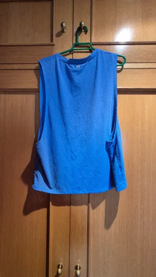 Camiseta deportiva azul de rejilla