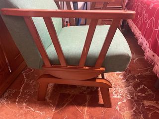 Sillón mecedora de tela y madera