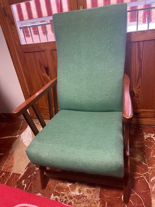 Sillón mecedora de tela y madera