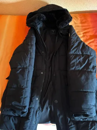 Abrigo acolchado negro de invierno con capucha