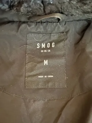 Abrigo acolchado negro de invierno con capucha