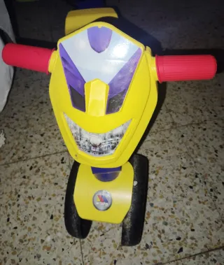 Moto infantil azul y amarilla