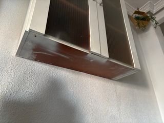 Vitrina de madera y cristal