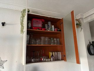 Vitrina de madera y cristal