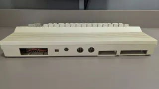 Carcasa Commodore 64C con teclado