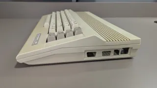 Carcasa Commodore 64C con teclado