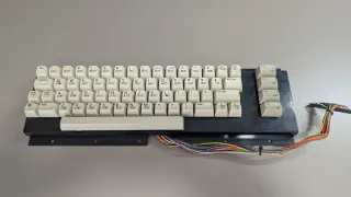 Carcasa Commodore 64C con teclado