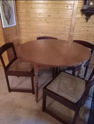 Mesa redonda y 4 sillas de madera