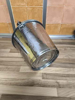 Cubo metálico con asa roja