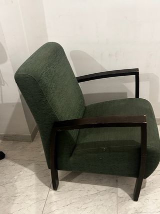 Sillón tapizado verde con estructura de madera