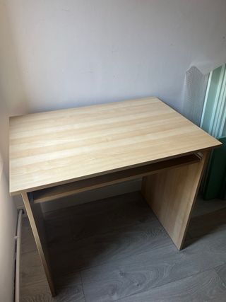 Escritorio de madera color marrón claro