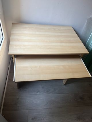 Escritorio de madera color marrón claro