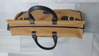 Bolsa de viaje y neceser mostaza y marrón