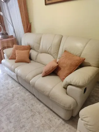 Sofá de piel blanco y naranja