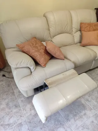 Sofá de piel blanco y naranja