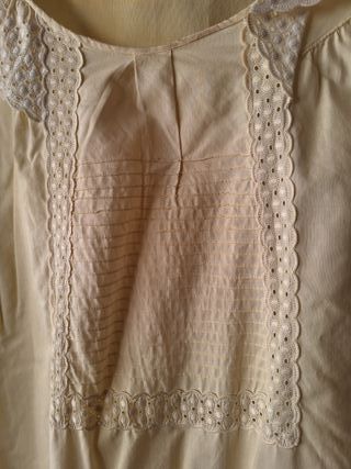 Camisón amarillo con encaje